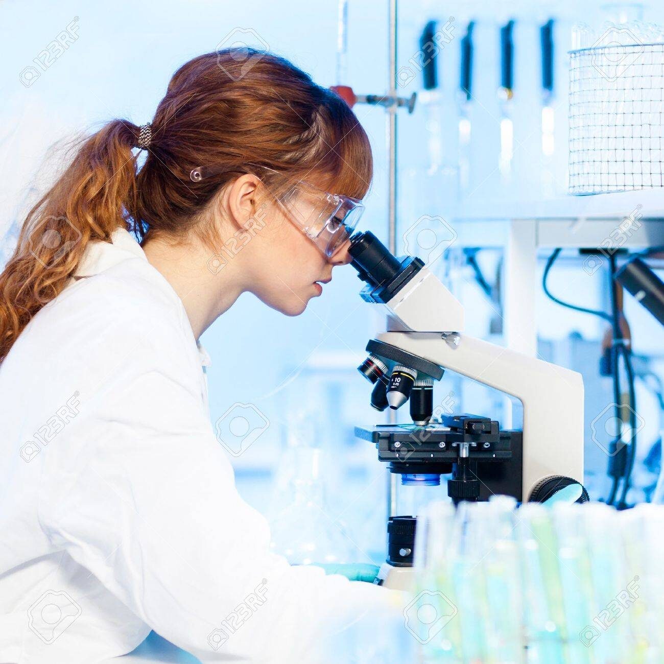 19800228-attractive-jeune-chercheur-femme-regardant-la-lame-de-microscope-en-sciences-de-la-vie-médecine-légale-d.jpg